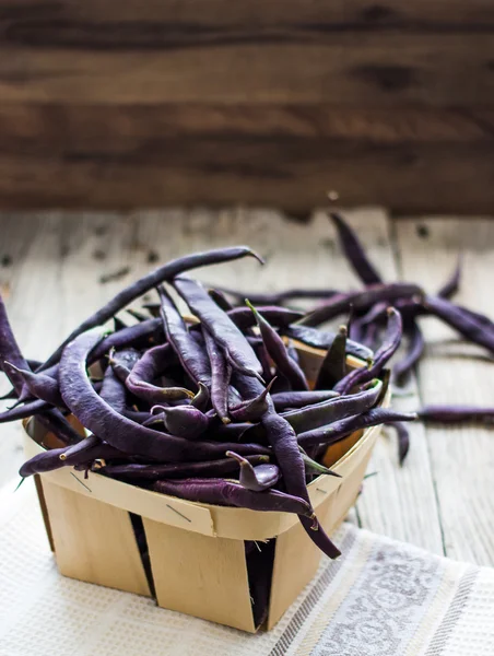 taze mor çalı fasulyesi gri bir ahşap tablo