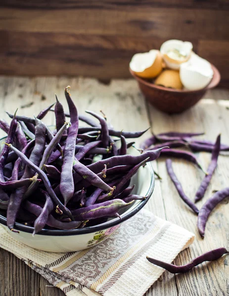 taze mor çalı fasulyesi gri bir ahşap tablo