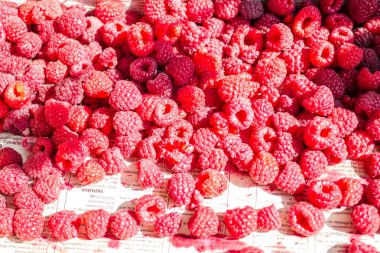 mezarda taze kırmızı ahududu