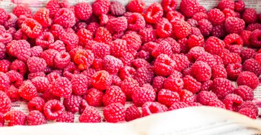 mezarda taze kırmızı ahududu