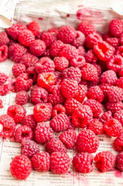 mezarda taze kırmızı ahududu