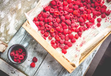 Kırmızı Ahududu ahşap kutu ve metal bir kupa, üstten görünüm