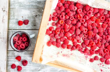 Kırmızı Ahududu ahşap kutu ve metal bir kupa, üstten görünüm