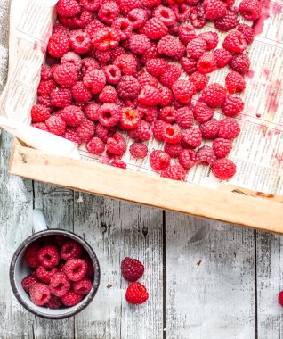 Kırmızı Ahududu ahşap kutu ve metal bir kupa, üstten görünüm
