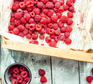 Kırmızı Ahududu ahşap kutu ve metal bir kupa, üstten görünüm