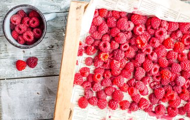 Kırmızı Ahududu ahşap kutu ve metal bir kupa, üstten görünüm