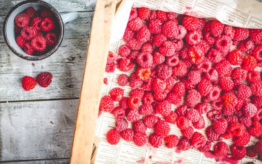 Kırmızı Ahududu ahşap kutu ve metal bir kupa, üstten görünüm