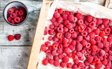 Kırmızı Ahududu ahşap kutu ve metal bir kupa, üstten görünüm