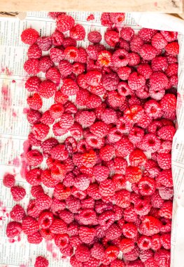 Kırmızı Ahududu ahşap kutu ve metal bir kupa, üstten görünüm