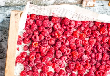 Kırmızı Ahududu ahşap kutu ve metal bir kupa, üstten görünüm