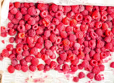 Kırmızı Ahududu ahşap kutu ve metal bir kupa, üstten görünüm