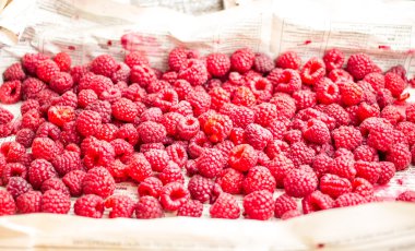 bir metal kupa ve plaser taze kırmızı ahududu