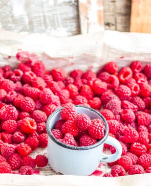 bir metal kupa ve plaser taze kırmızı ahududu