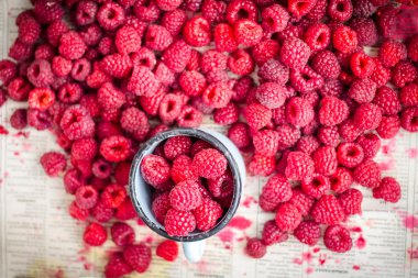 bir metal kupa ve plaser, üstten görünüm taze kırmızı ahududu
