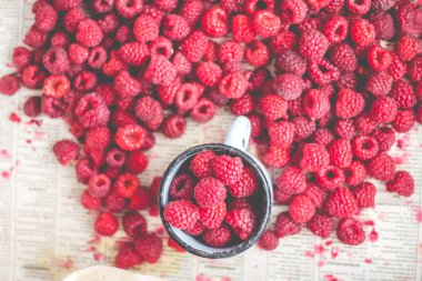 bir metal kupa ve plaser, üstten görünüm taze kırmızı ahududu