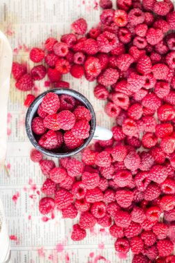 bir metal kupa ve plaser, üstten görünüm taze kırmızı ahududu