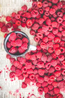 bir metal kupa ve plaser, üstten görünüm taze kırmızı ahududu