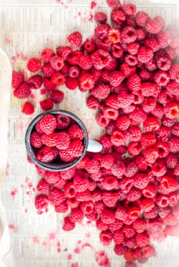 bir metal kupa ve plaser, üstten görünüm taze kırmızı ahududu