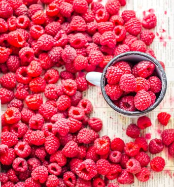 bir metal kupa ve plaser, üstten görünüm taze kırmızı ahududu