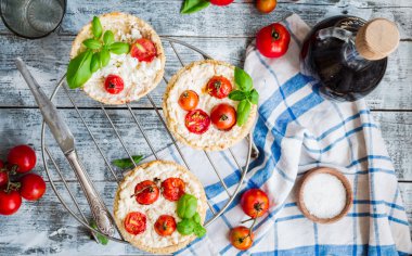 keçi peyniri ve domates, vejetaryen yemek ile kum tart
