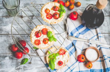 keçi peyniri ve domates, vejetaryen yemek ile kum tart