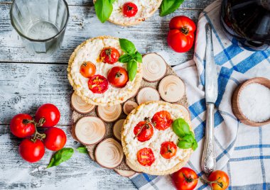 keçi peyniri ve domates, vejetaryen yemek ile kum tart