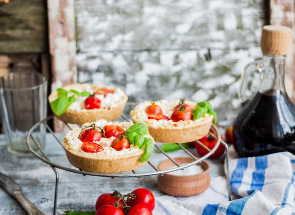 Tartas de arena con queso de cabra y tomates cherry, comida vegetariana —  Fotos de Stock