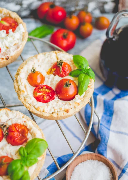 Пирожные с козьим сыром и помидорами черри, вегетарианская еда — стоковое фото