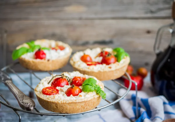 Tartas de arena con queso de cabra y tomates cherry, comida vegetariana — Foto de Stock
