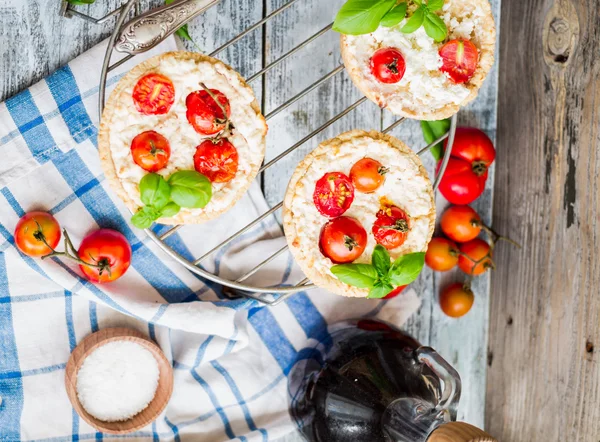 Keçi peyniri ve domates, vejetaryen yemek ile kum tart — Stok fotoğraf