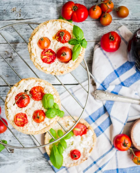 Keçi peyniri ve domates, vejetaryen yemek ile kum tart — Stok fotoğraf