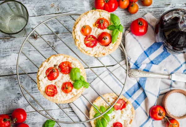 Quiche with goat cheese and cherry tomatoes, vegetarian food — Stock Photo, Image