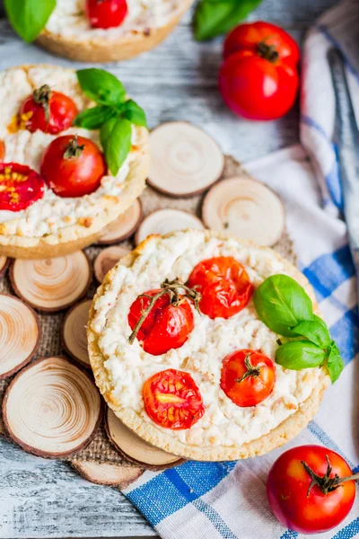Keçi peyniri ve domates, vejetaryen yemek ile kum tart — Stok fotoğraf