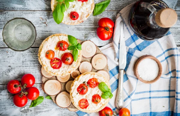 Keçi peyniri ve domates, vejetaryen yemek ile kum tart — Stok fotoğraf