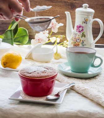 Limonlu puding kırmızı daireler, çay, İngiliz tatlısı