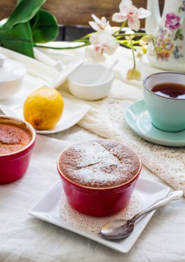 Limonlu puding kırmızı daireler, çay, İngiliz tatlısı