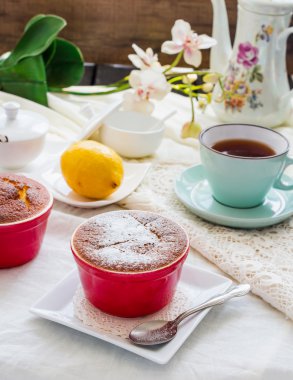 Limonlu puding kırmızı daireler, çay, İngiliz tatlısı