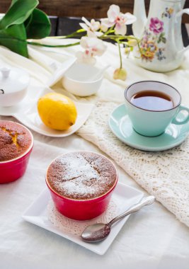Limonlu puding kırmızı daireler, çay, İngiliz tatlısı