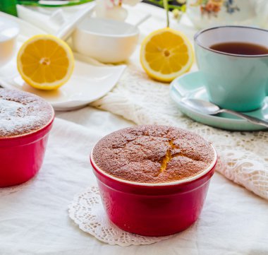 Limonlu puding kırmızı daireler, çay, İngiliz tatlısı