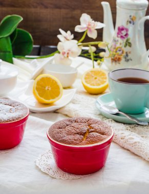 Limonlu puding kırmızı daireler, çay, İngiliz tatlısı