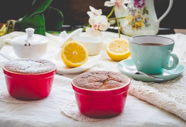 Limonlu puding kırmızı daireler, çay, İngiliz tatlısı