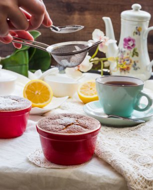Pudra şekeri limon puding kırmızı daireler, çay ile serpin