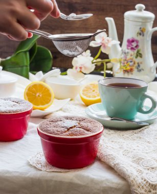 Pudra şekeri limon puding kırmızı daireler, çay ile serpin