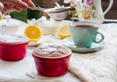 Pudra şekeri limon puding kırmızı daireler, çay ile serpin