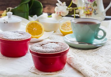 Limonlu puding kırmızı daireler, çay, İngiliz tatlısı