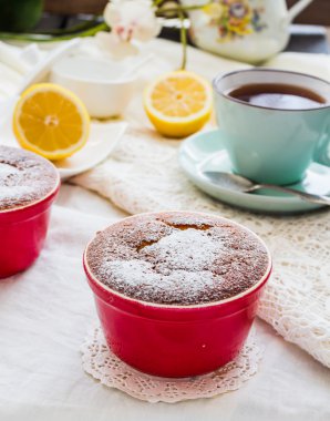 Limonlu puding kırmızı daireler, çay, İngiliz tatlısı