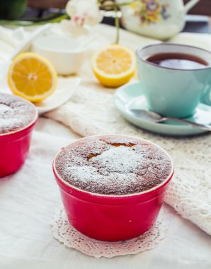 Limonlu puding kırmızı daireler, çay, İngiliz tatlısı