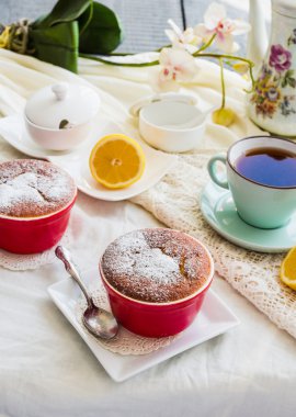 Limonlu puding kırmızı daireler, çay, İngiliz tatlısı