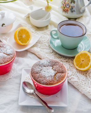Limonlu puding kırmızı daireler, çay, İngiliz tatlısı