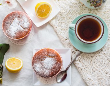 Limonlu puding kırmızı daireler, çay, İngiliz tatlısı